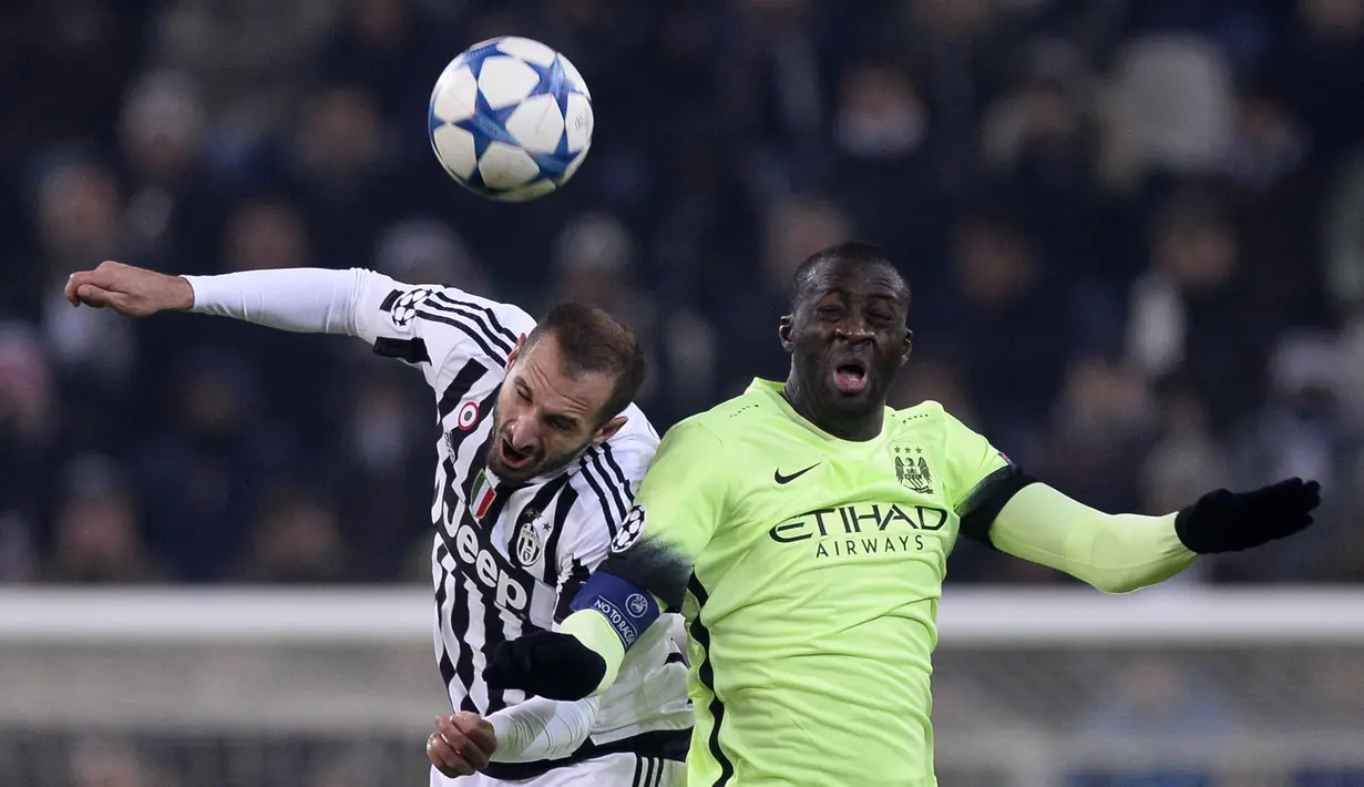Pemain Juventus, Giorgio Chiellini (kiri) berebut bola dengan pemain Manchester City, Yaya Toure  pada lanjutan liga Champions grup D di Stadion Juventus, Kamis (26/11/2015) dini hari WIB. (AFP Photo/Marco Bertorello)