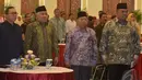 Zulkifli Hasan, Din Syamsuddin, Ma'ruf Amin, Irgan Khairul Mafis saat menyanyikan lagu "Indonesia Raya" saat Pembukaan Halaqah Kebangsaan, Jakarta, Selasa (23/12/2014). (Liputan6.com /Andrian M Tunay)