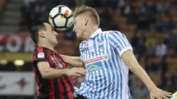 Striker AC Milan, Nikola Kalinic, duel udara dengan bek SPAL, Bartosz Salamon, pada laga Serie A Italia di Stadion San Siro, Rabu (20/9/2017). AC Milan menang 2-0 atas SPAL. (AP/Antonio Calanni)
