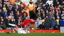 Pemain Brentford Kristoffer Ajer (bawah) menjegal pemain Liverpool Diogo Jota pada pertandingan sepak bola Liga Inggris di Anfield, Liverpool, Inggris, 16 Januari 2022. Liverpool menang 3-0. (AP Photo/Jon Super)