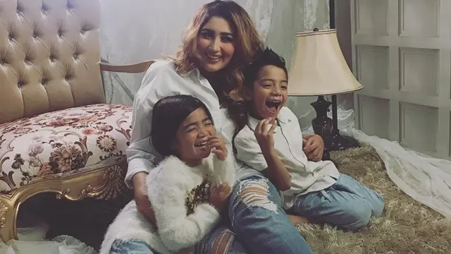 Hamil Anak Ketiga, Ini 6 Potret Tania Nadira dengan Kedua Buah Hatinya