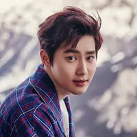 Suho EXO merupakan salah satu idol Korea Selatan yang sangat berbakat. Tak hanya terjun di dunia tarik suara, ia juga melebarkan sayapnya ke dunia akting. (Foto: Soompi.com)