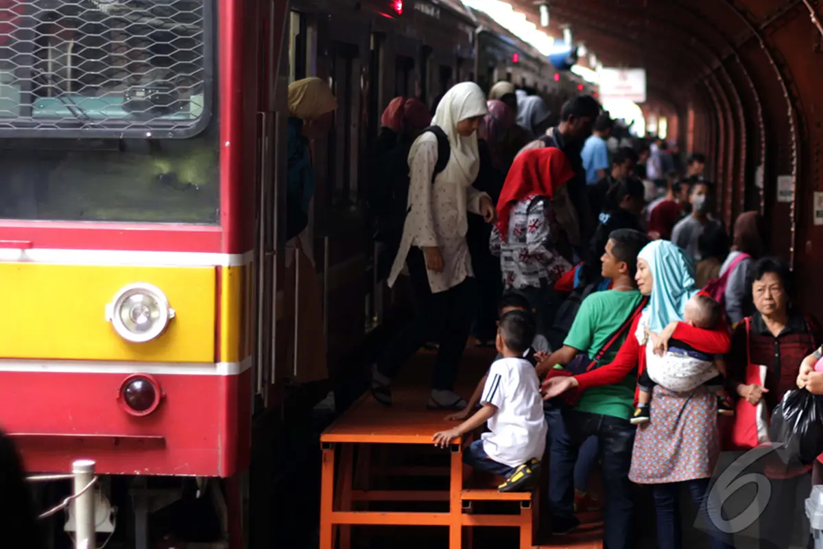  Pengguna Commuter line Padati Stasiun Kota
