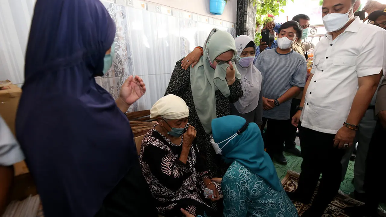 Eri Cahyadi saat memberikan santunan korban kecelakaan tol Surabaya-Mojokerto. (surabaya.go.id).