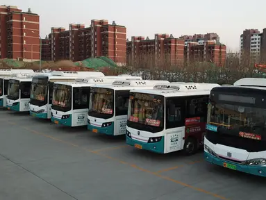 Foto udara 14 Januari 2020, bus-bus listrik di Wilayah Laixi di Qingdao, Provinsi Shandong, China. Untuk mengurangi emisi karbon dan melestarikan lingkungan, Wilayah Laixi telah mengonversi seluruh bus umum yang dimilikinya menjadi 116 bus listrik di area perkotaan sejauh ini. (Xinhua/Ding Hongfa)
