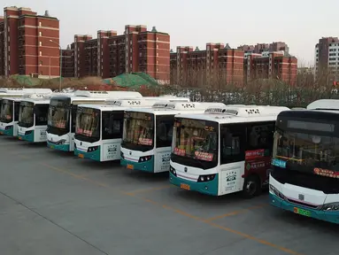 Foto udara 14 Januari 2020, bus-bus listrik di Wilayah Laixi di Qingdao, Provinsi Shandong, China. Untuk mengurangi emisi karbon dan melestarikan lingkungan, Wilayah Laixi telah mengonversi seluruh bus umum yang dimilikinya menjadi 116 bus listrik di area perkotaan sejauh ini. (Xinhua/Ding Hongfa)