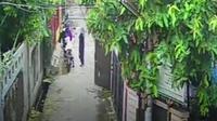 Tangkapan layar detik-detik dua wanita berboncengan sepeda motor menuju TKP di Jalan Nusantara, Harapan Jaya, Bekasi Utara, Kota Bekasi. (Istimewa)