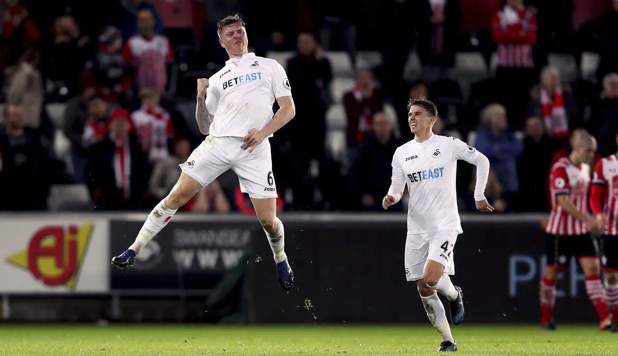 Pemain Swansea City, Alfie Mawson mencetak satu gol saat timnya melawan Southampton pada lanjutan Premier League di Liberty Stadium, Swansea, Wales, (31/1/2017). (David Davies/PA via AP)