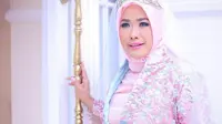 Lucky Resha Bangga Kenakan Kain Etnik Indonesia