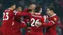 Pemain Liverpool merayakan gol Mohamed Salah ke gawang Manchester City pada pekan ke-23 Premier League 2017-2018 di Anfield Stadium, Minggu (14/1). Liverpool mampu menyudahi laga dengan kemenangan 4-3 atas Manchester City . (AP/Dave Thompson)
