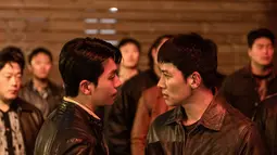 Sutradara Han Dong Wook lebih lanjut menekankan pentingnya dinamika hubungan karakter Park Joon Mo dan Jung Ki Chul. (Foto: Disney+ Hotstar via Soompi)