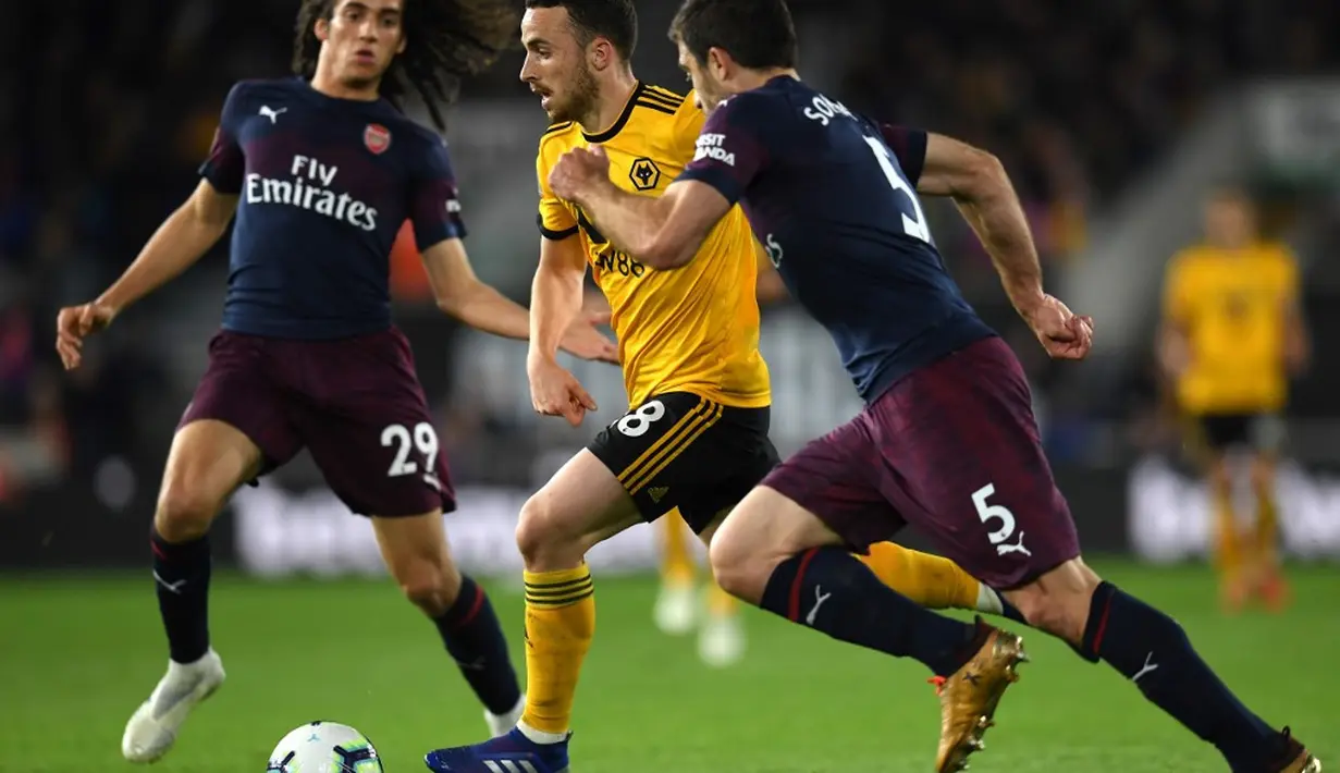Aksi pemain Wolves, Diogo Jota pada laga lanjutan Premier League yang berlangsung di Stadion Molineux, Wolverhampton, Kamis (25/4). Arsenal kalah 1-3 kontra Wolves. (AFP/Paul Ellis)
