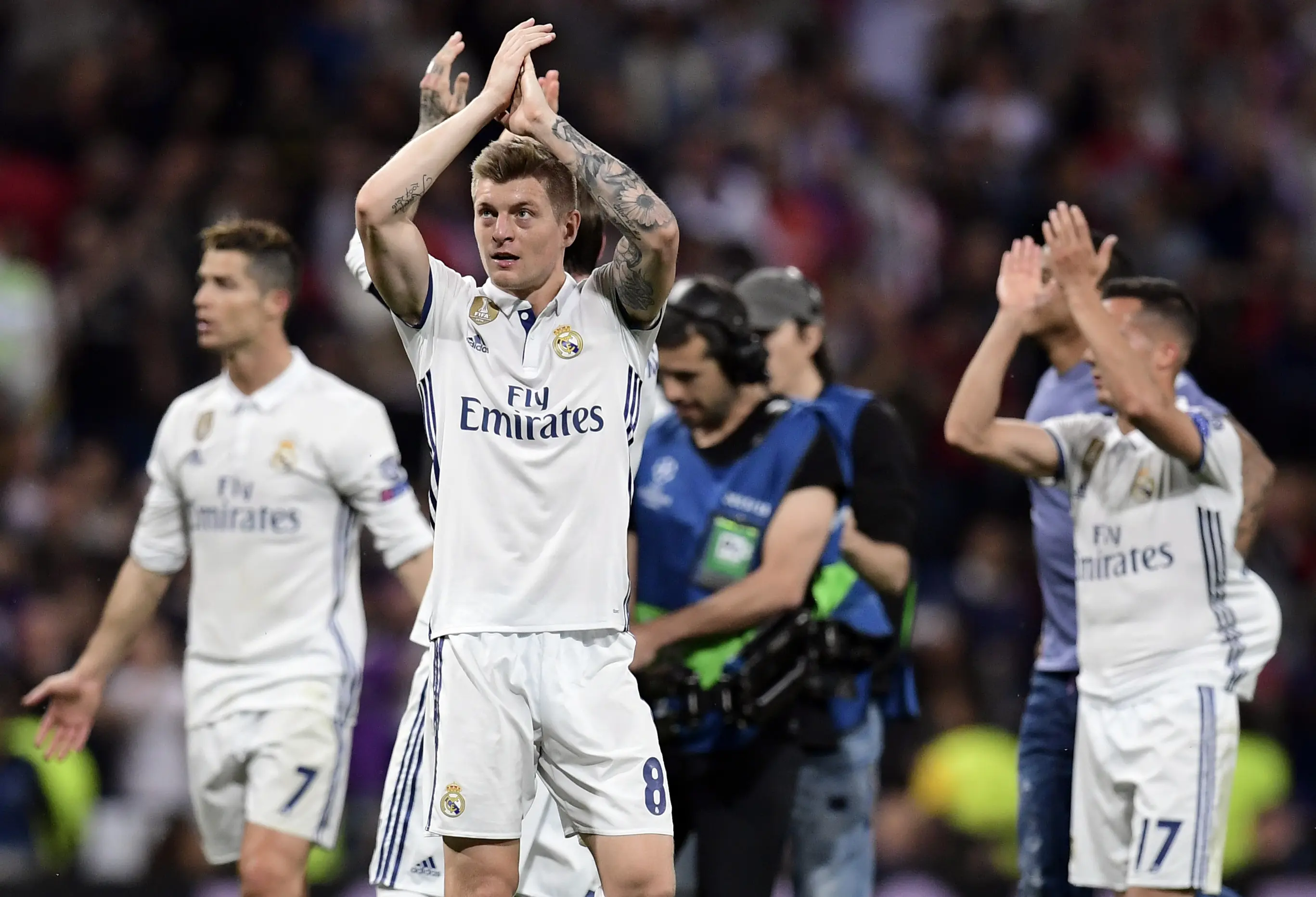 Selebrasi para pemain Real Madrid usai menang 3-0 atas Atletico Madrid pada leg pertama semifinal Liga Champions 2016/2017 di Santiago Bernabeu, Rabu (3/5/2017) dinihari WIB. (JAVIER SORIANO / AFP)