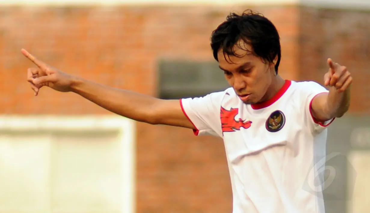 Selebrasi pemain tengah Timnas Indonesia U23, Novri Setiawan, usai menjebol gawang tim Pra PON DKI Jakarta di lapangan SPH Karawaci, Tangerang, (9/9/2014). (Liputan6.com/Helmi Fithriansyah)