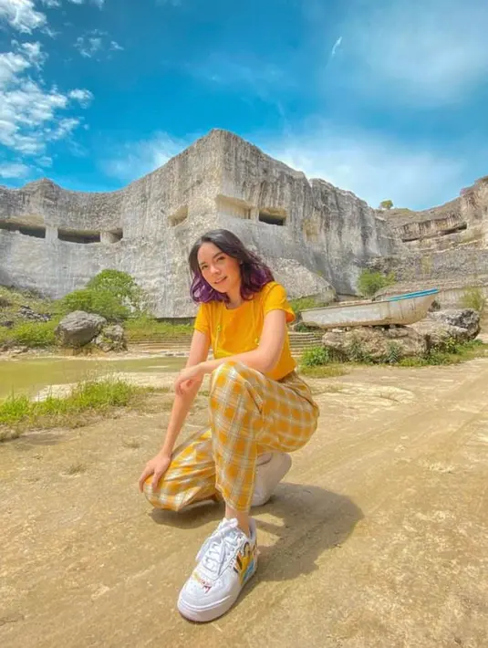 Selain ulasan makanannya yang khas dengan jargon “Bar-bar kuy”, penampilan Mgdalenaf juga menarik perhatian. [Foto: IG/mgdalenaf].