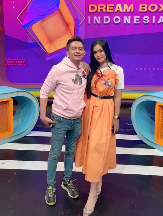 Meski perkenalan berlangsung singkat, namun Kiki The Potters mantap menikahi Irma Barbie. (FOTO: instagram.com/irmabarbie__/)