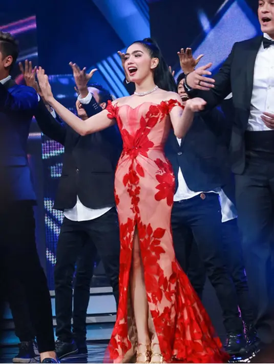 Meski demikian, sang kakak mengaku tak bisa berbuat apa-apa. Begitu juga dengan pemeran berusia 29 tahun itu. Meski dirinya ternganggu dengan pemberitaan yang beredar belakangan ini. (Instagram/realangelkaramoy)