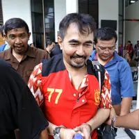 "Saya lebih senang secara terbuka karena semua orang bisa tahu kalau kasus ini adalah kasus yang diduga dibuat-buat untuk menjatuhkan Aa Gatot. Kalau saya mengatakan, saya yakin itu 100 persen. Mulai dari dugaan asusila,"ujar kuasa hukum Gatot Brajamusti.