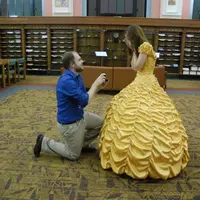 Joel melamar Cara, kekasihnya dan menjadikannya bak Disney Princess. (Foto: huffingtonpost.com)