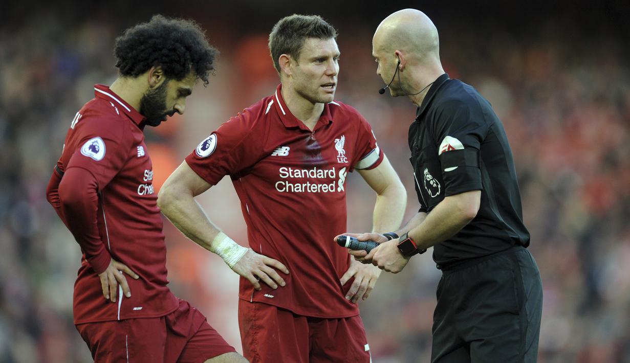 Pemain Liverpool, James Milner dan Mohamed Salah, berbincang dengan wasit saat melawan AFC Bournemouth pada laga Premier League di Stadion Anfield, Sabtu (9/2). Liverpool menang 3-0 atas AFC Bournemouth. (AP/Rui Vieira)