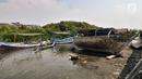 Kapal-kapal rusak milik nelayan bersandar di dekat kawasan hutan bakau pesisir Marunda, Jakarta, Selasa (27/8/2019). Selain itu, data Global Forest Watch mencatat sejak 2001-2018 DKI Jakarta telah kehilangan tutupan hutan mencapai 24 hektare. (merdeka.com/Iqbal S. Nugroho)