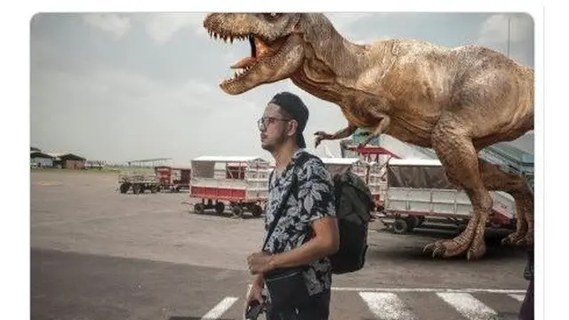 6 Editan Foto Jika Manusia Tinggal Bareng Dinosaurus Ini Kocak