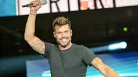 Nampaknya kaum hawa harus kecewa dengan pernyataan dibuat Ricky Martin. Ia mengumumkan ketertarikan terhadap sesama jenis di akun blog pribadinya. Tak hanya itu, ia meminta penggemar untuk tidak menghujat,tetap mencintai karya-karyanya. (AFP/Bintang.com)