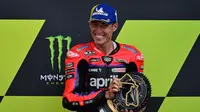 Pembalap Aprilia Racing Aleix Espargaro tersenyum di atas podium setelah memenangkan balapan MotoGP Inggris di Sirkuit&nbsp;Silverstone, Minggu, 6 Agustus 2023.&nbsp;(Ben Stansall / AFP)