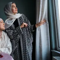 Ilustrasi Gamis dengan Outer Batik (Credit: Freepik)