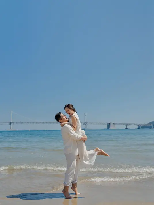 Walaupun sama-sama memilih tema outfit serba putih, tapi pasangan Rizki Natakusumah dan Beby Tsabina menghadirkan vibes yang lebih kasual. [Foto: Instagram/bebytsabina]