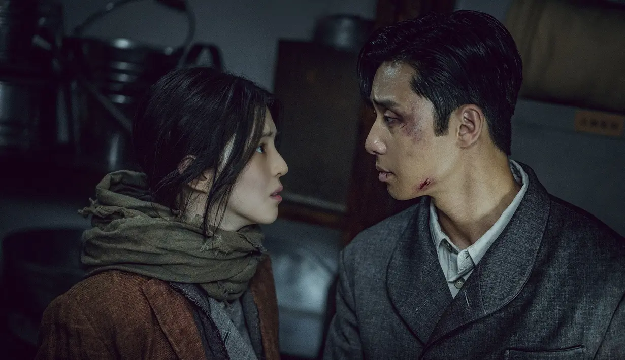 Park Seo Joon dan Han So Hee dalam serial Gyeongseong Creature. [Foto: Lim Hyo Sun/Netflix]