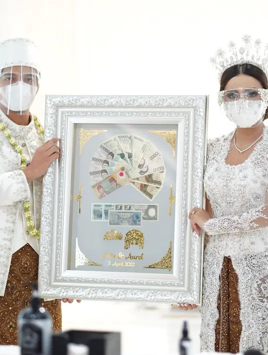 "Memilih Dubai bukan berarti aku nggak suka di Indonesia. Aku suka banget traveling di Indonesia. Bahkan udah aku udah planning-in honeymoon keliling kota-kota terbaik," tambah Atta. (Instagram/attahalilintar)