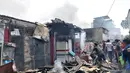 Warga berusaha memadamkan api yang membakar permukiman di Jalan Kebon Jeruk 13, Taman Sari, Jakarta Barat, Minggu (6/10/2019). Kebakaran menghanguskan puluhan rumah di dua kelurahan, Taman Sari dan Mapar. (merdeka.com/Iqbal Nugroho)