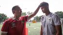 <p>Ketua Umum PSSI, Mochamad Iriawan memegang kepala pemain Hokky Caraka saat mendatangi latihan terbuka Timnas Indonesia U-20 untuk Piala Asia U-20 2023 di Lapangan C, Kompleks Stadion Utama Gelora Bung Karno (SUGBK), Jakarta, Rabu (08/02/2023). Ini merupakan kunjungan terakhir bagi pria yang akrab disapa Iwan Bule tersebut sebelum lengser dari jabatannya pada 16 Februari 2023 melalui Kongres Luar Biasa (KLB) PSSI. (Bola.com/Bagaskara Lazuardi)</p>