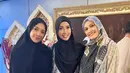 Ratu Anandita hadir mengenakan kerudung bermotif senada dengan abayanya, ia membawa tas hitamnya. [@ratu_anandita]