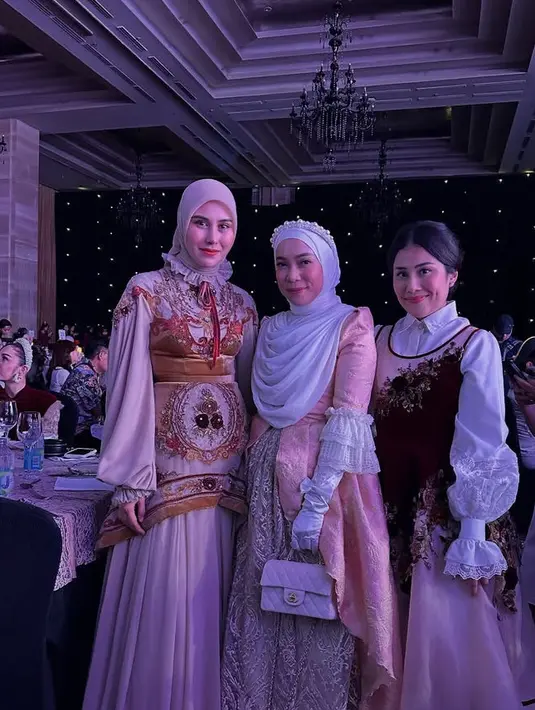 Syahnaz Sadiqah tampil mengenakan dress berkerah tinggi dengan luaran bordiran coklat sheer. Fitri Tropica tampil mengenakan kerudung putih lengkap dengan tiara dipadukan ball gown warna pink dengan rok berbordir. [@fitrop]