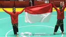 Pesilat Indonesia Yolla Primadona Jumpil dan Hendy membawa bendera setelah memenangi nomor seni ganda putra Asian Games 2018 di Padepokan Pencak Silat, TMII, Senin (27/8). Tim silat Indonesia menyabet medali emas dengan skor 580. (Merdeka.com/Arie Basuki)