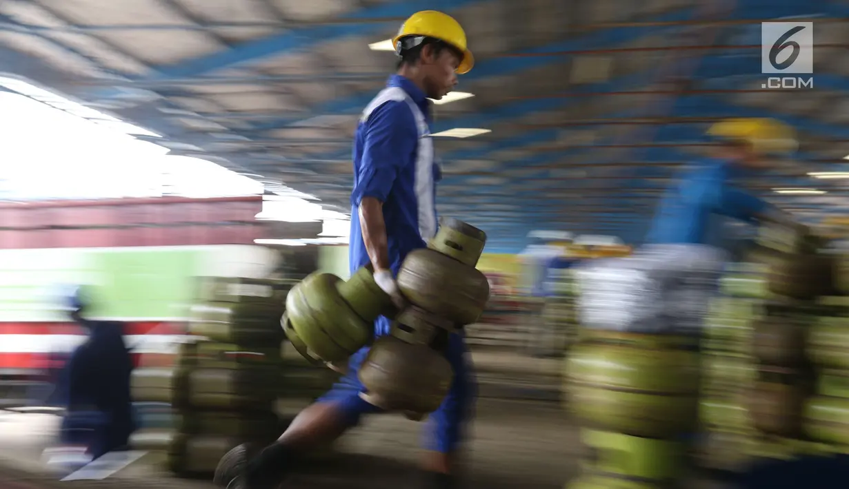 Pekerja membawa tabung Elpiji 3 kg di Depot LPG Tanjung Priok, Jakarta, Senin (21/5). Pertamina meningkatkan produksi pengisian tabung Elpiji 3 Kg sebanyak 4 persenselama bulan Ramadan. (Liputan6.com/Angga Yuniar)