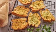 Tasty garlic bread recipes that are perfect for side dishes. (Photo: jcomp/Freepik)