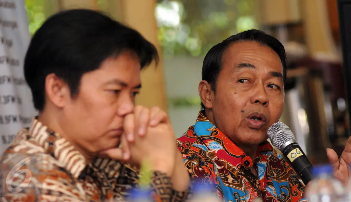 Ketua Asosiasi Pedagang Pasar Seluruh Indonesia, Ngadiran (kanan) memberikan keterangan pada diskusi De Javu Harga Sembako di Jakarta, Sabtu (4/6/2016). Diskusi menyoal fluktuasi harga sembako setiap jelang hari raya. (Liputan6.com/Helmi Fithriansyah)
