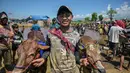 Seorang peserta berpose sebelum dimulainya acara Karapan Sapi Brujul di Probolinggo, Jawa Timur pada Minggu 24 Mei 2026. (Juni KRISWANTO/AFP)