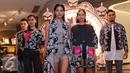 Model membawakan busana batik Kudus rancangan desainer Denny Wirawan saat pagelaran fashion dan pembukaan pop-up store di Jakarta, Rabu (30/9/2015). Menyambut hari Batik Nasional retail Balijava meluncurkan koleksi Batik Kudus. (Liputan6.com/Angga Yuniar)