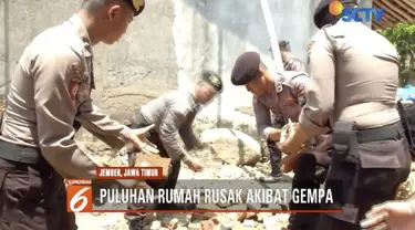 Aparat membantu warga membersihkan puing bangunan yang ambruk.