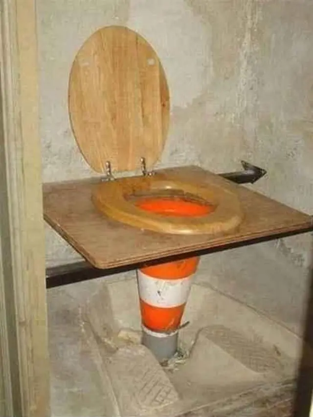 6 Potret WC Duduk Low Budget Ini Bikin Ketawa Geli