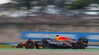Pembalap Red Bull Racing asal Belanda, Max Verstappen, sedang mengemudi selama sesi kualifikasi Grand Prix Formula Satu Sao Paulo di sirkuit Jose Carlos Pace, alias Interlagos, di Sao Paulo, Brasil, pada 8 November 2025. (Miguel SCHINCARIOL/AFP)