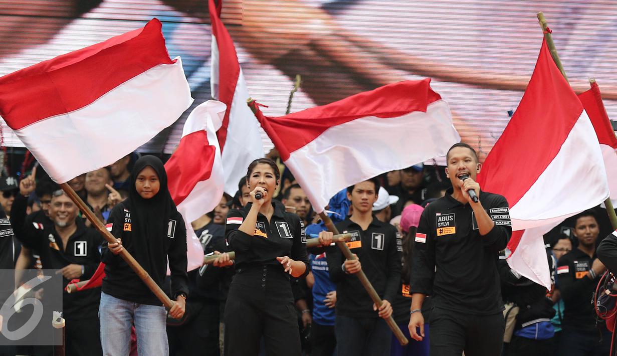 Penampilan Maliq & D'Essentials saat Kampanye Akbar Satukan Jakarta di kawasan Kuningan, Jakarta, Sabtu (11/2). Pasangan AHY- Sylvi menggelar kampanye akbar di hari terakhir masa kampanye untuk Pilkada 2017. (Liputan6.com/Herman Zakharia)