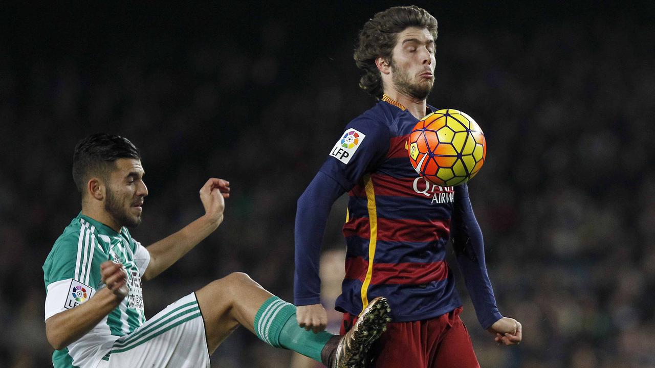 Barcelona Tutup Tahun Dengan 4 Gol dan Pamer Trofi