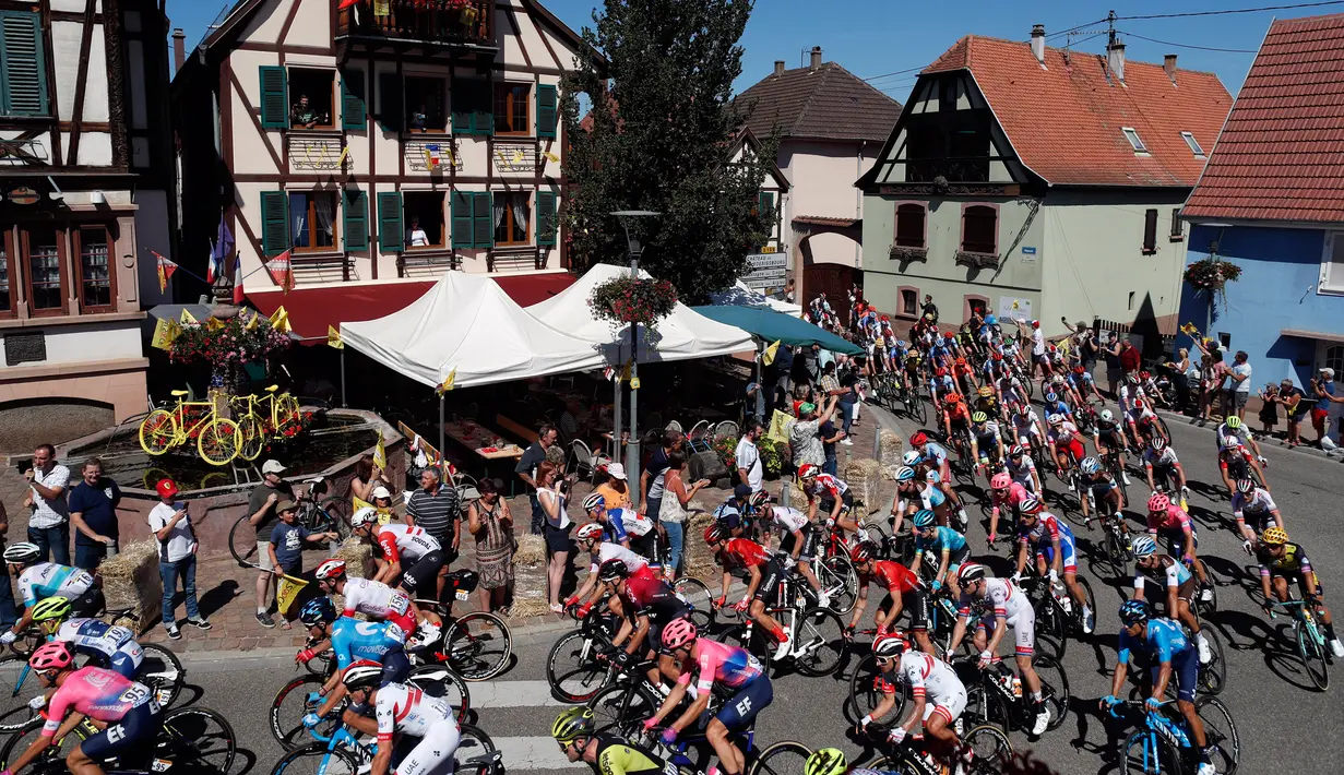Para pebalap berlomba mengayuh sepeda mereka pada etape kelima Tour de France di Colmar, Prancis, Rabu (10/7/2019). Peter Sagan menjuarai etape kelima Tour de France setelah melewati rute sepanjang 175,5 Km dari Saint-Dié-des-Vosges ke Colmar. (AP Photo/Thibault Camus)