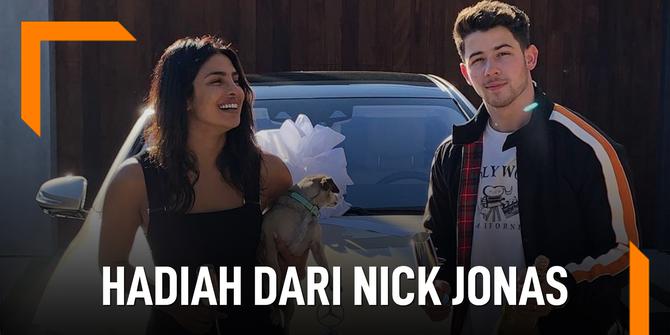 VIDEO: Bikin Iri, Priyanka Chopra Pamer Hadiah Dari Nick Jonas