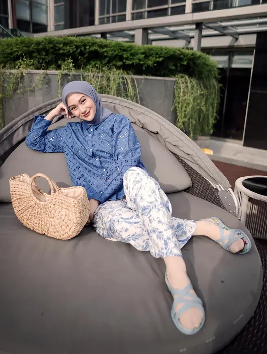 Color block tak hanya satu warna saja, namun kamu bisa memadukan nuansa warna senada untuk tampilan yang terlihat lebih modern. (Foto: Indahnadapuspita/ Instagram)